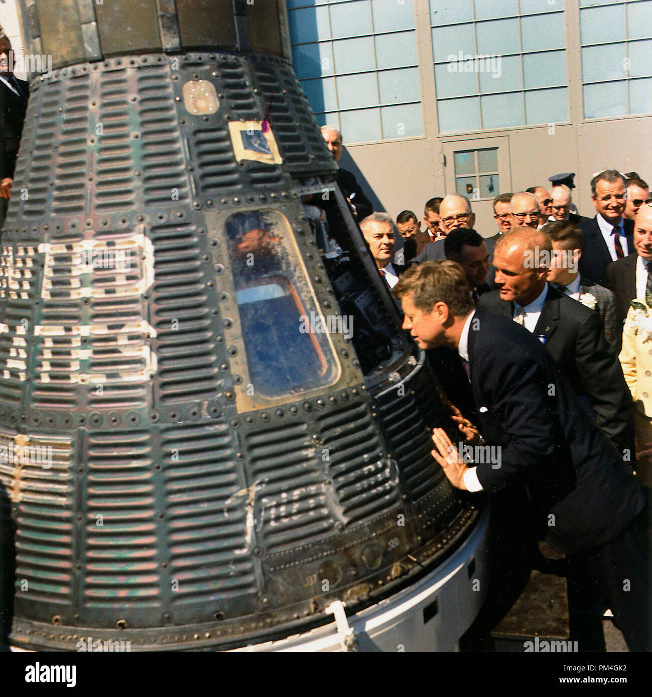 Le président John F. Kennedy L'affichage L'astronaute John Glenn's capsule spatiale, de l'Amitié 7, 23 février 1962. Référence de fichier #  1003 042THA Banque D'Images