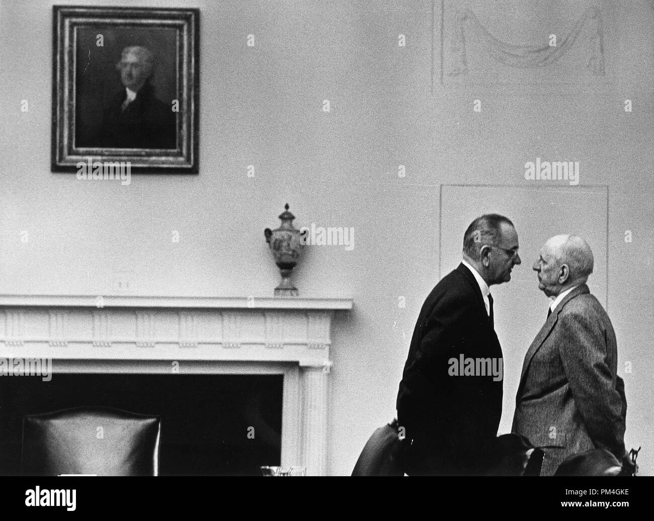 Le Président Lyndon Johnson avec le sénateur Richard Russell à la Maison Blanche, le 7 décembre 1963, Washington, DC. Référence de fichier #  1003 046THA Banque D'Images