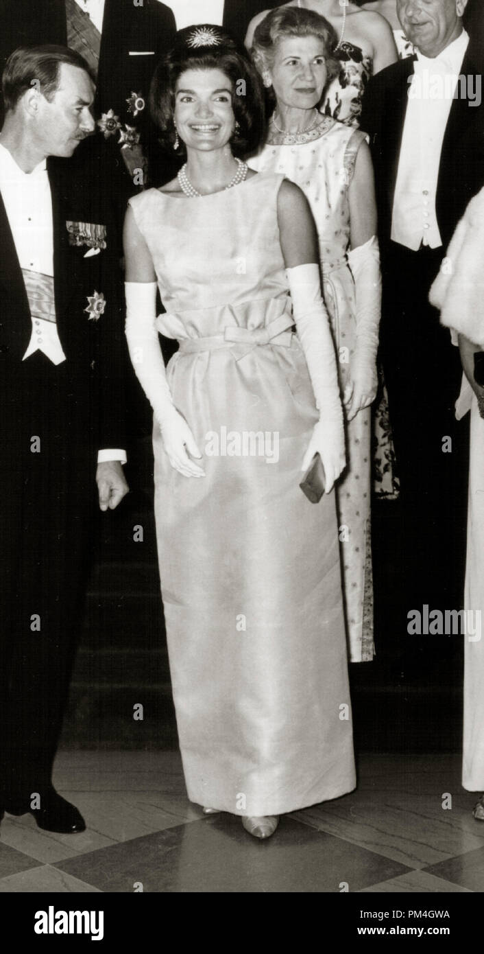 Première Dame Jacqueline Bouvier Kennedy assiste à une cérémonie à la Maison Blanche le 30 avril 1963 à Washington, DC. (Photo NARA) Référence du dossier #  1003 119THA Banque D'Images