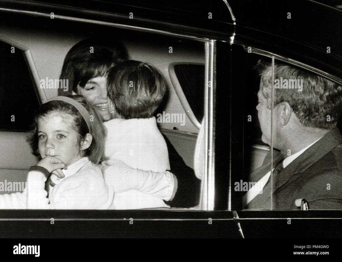 Première Dame Jacqueline Bouvier Kennedy est accueilli par ses enfants après l'arrivée d'un voyage le 17 octobre 1963. (Photo NARA) Référence du dossier #  1003 120THA Banque D'Images