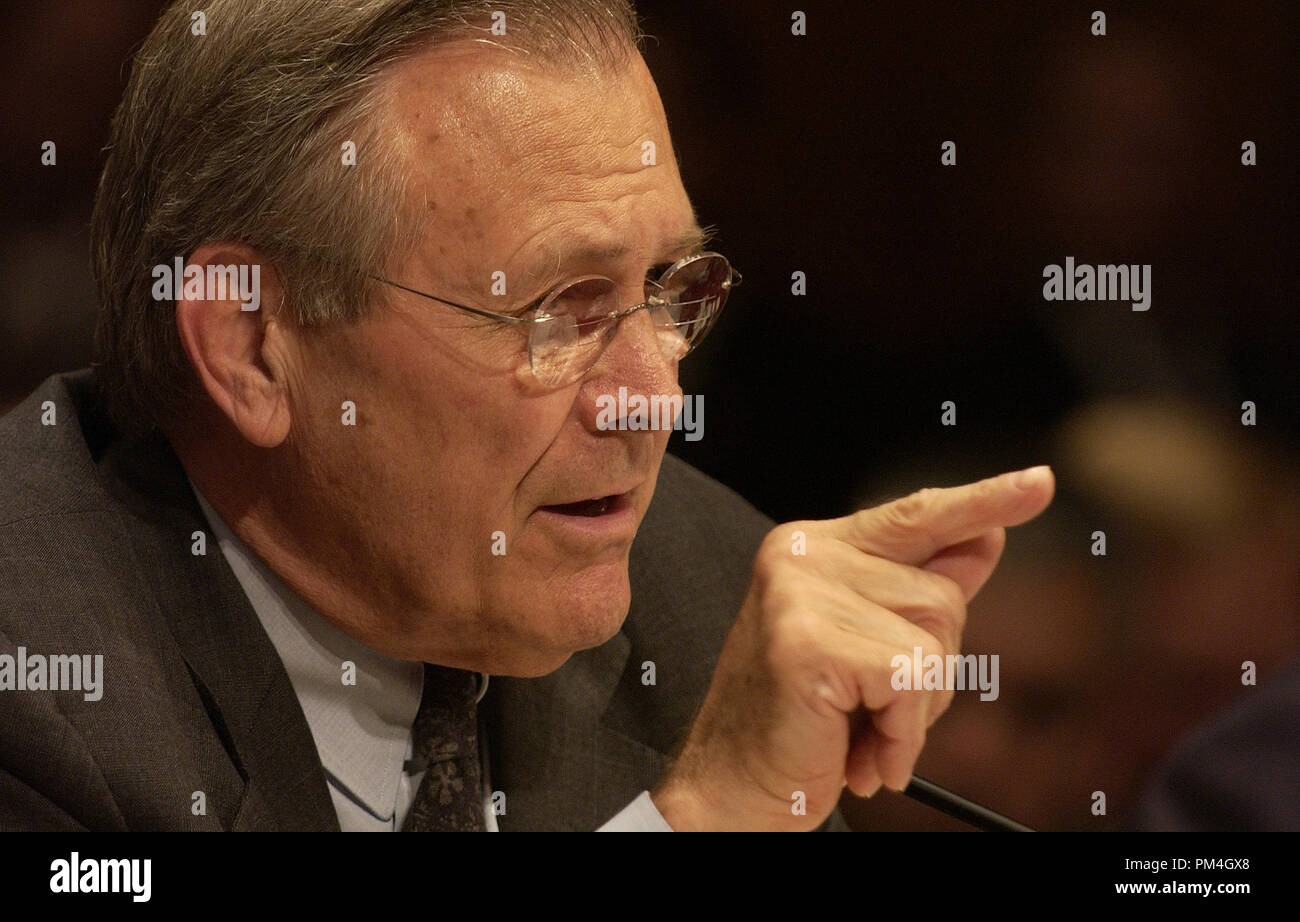 Le secrétaire à la défense Donald H. Rumsfeld répond à une question du sénateur alors qu'il témoigne devant la Commission des forces armées du Sénat le 7 mai 2004. Rumsfeld et d'autres fonctionnaires du ministère de la Défense témoignent sur les mauvais traitements infligés aux détenus en Irak. DoD photo de Tech. Le Sgt. Jerry Morrison, U.S. Air Force. (Numéro de référence de dossier) Parution 1003 131THA Banque D'Images