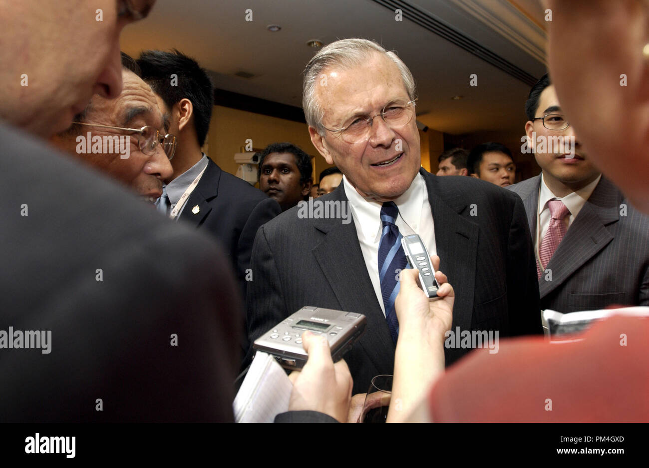 Le secrétaire à la défense Donald H. Rumsfeld parle avec des membres de la presse à l'ouverture de la réception du 4e Institut International d'études stratégiques de l'Europe Conférence de sécurité : le dialogue Shangri-La à Singapour le 3 juin 2005. La Conférence sur la sécurité en Asie réunit les ministres de la défense et d'autres hauts fonctionnaires des nations du Pacifique afin de discuter de sujets tels que le terrorisme, la piraterie et les capacités de défense dans la région. DoD photo de Tech. Le Sgt. Cherie A. Thurlby, U.S. Air Force. (Numéro de référence de dossier) Parution 1003_133THA Banque D'Images