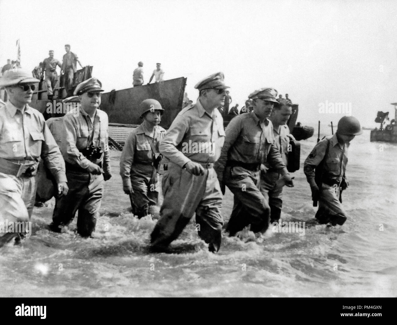 Le général Douglas MacArthur patauge à terre lors des premiers débarquements à Leyte, Philippines, octobre 1944. Référence de fichier #  1003 136THA Banque D'Images