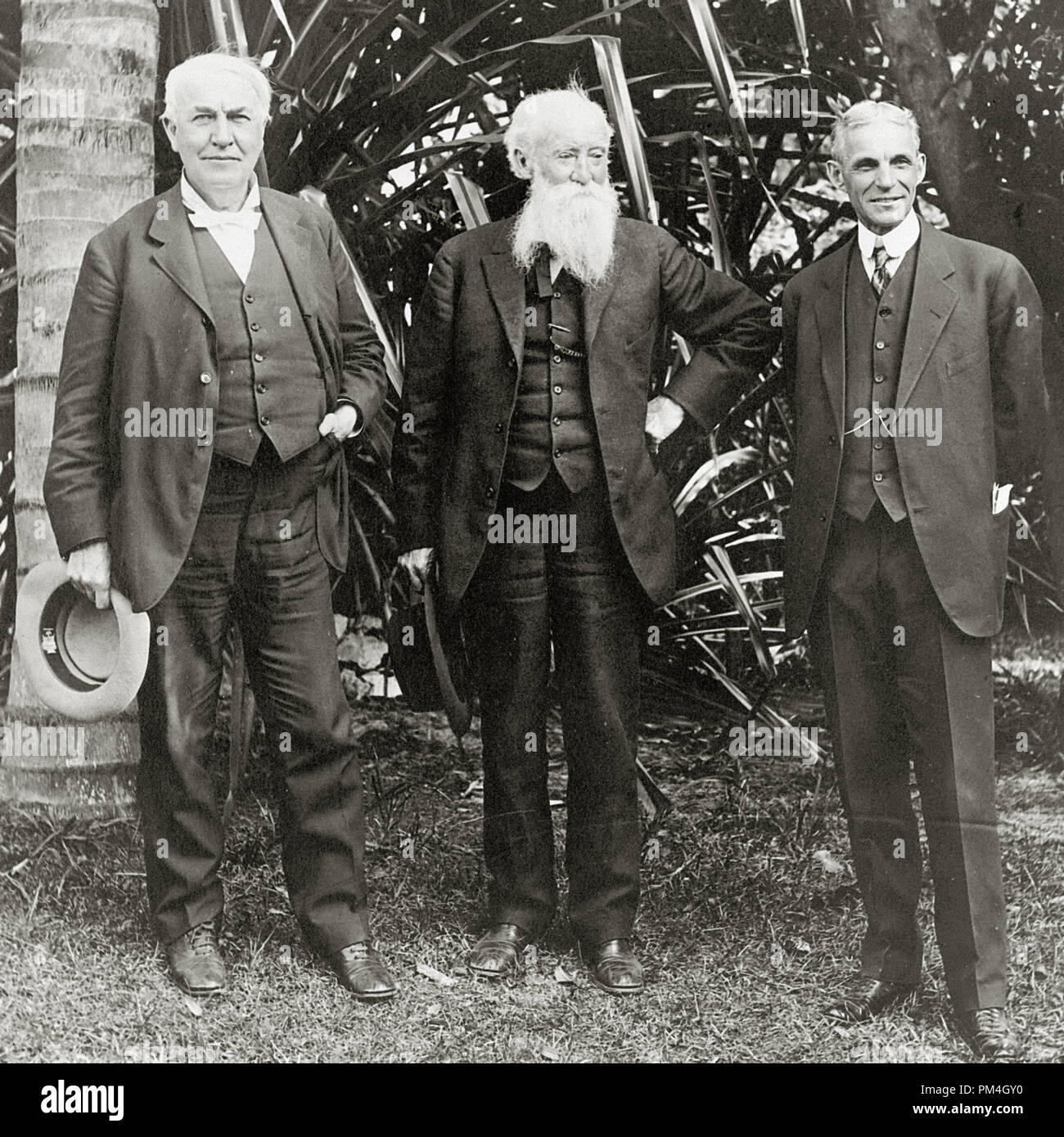 Thomas Edison, John Burroughs, et Henry Ford, portrait en pied, debout, face à l'avant, à la maison d'Edison à Ft. Myers, Floride le 16 mars 1914 Référence de fichier #  1003 141THA Banque D'Images