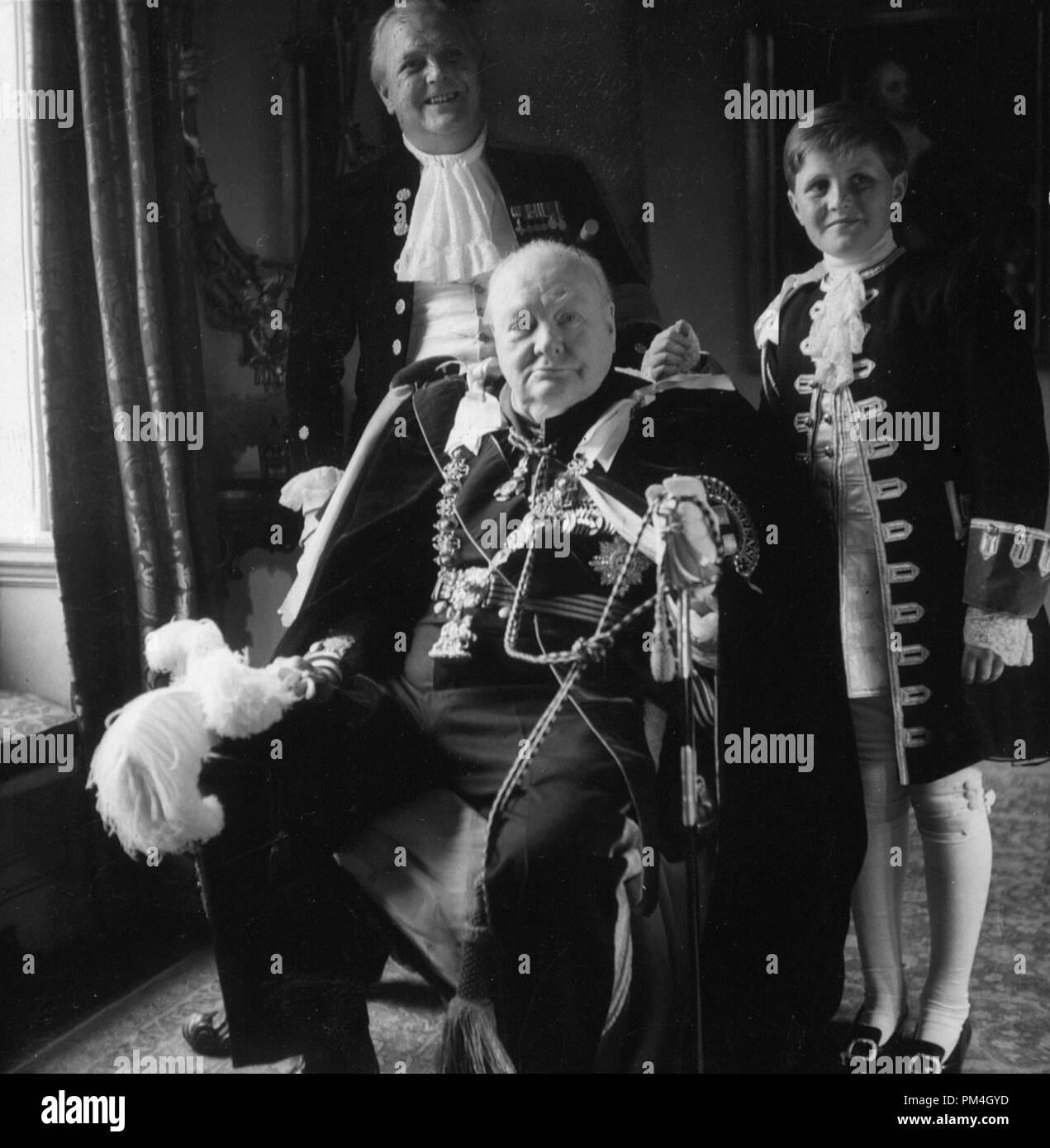 Sir Winston Churchill, son fils Randolf [c.-à-d., Randolph], et son petit-fils, Winston à coronation robes, circa 1950. photo par Toni Frissell Référence #  1003 148THA Banque D'Images