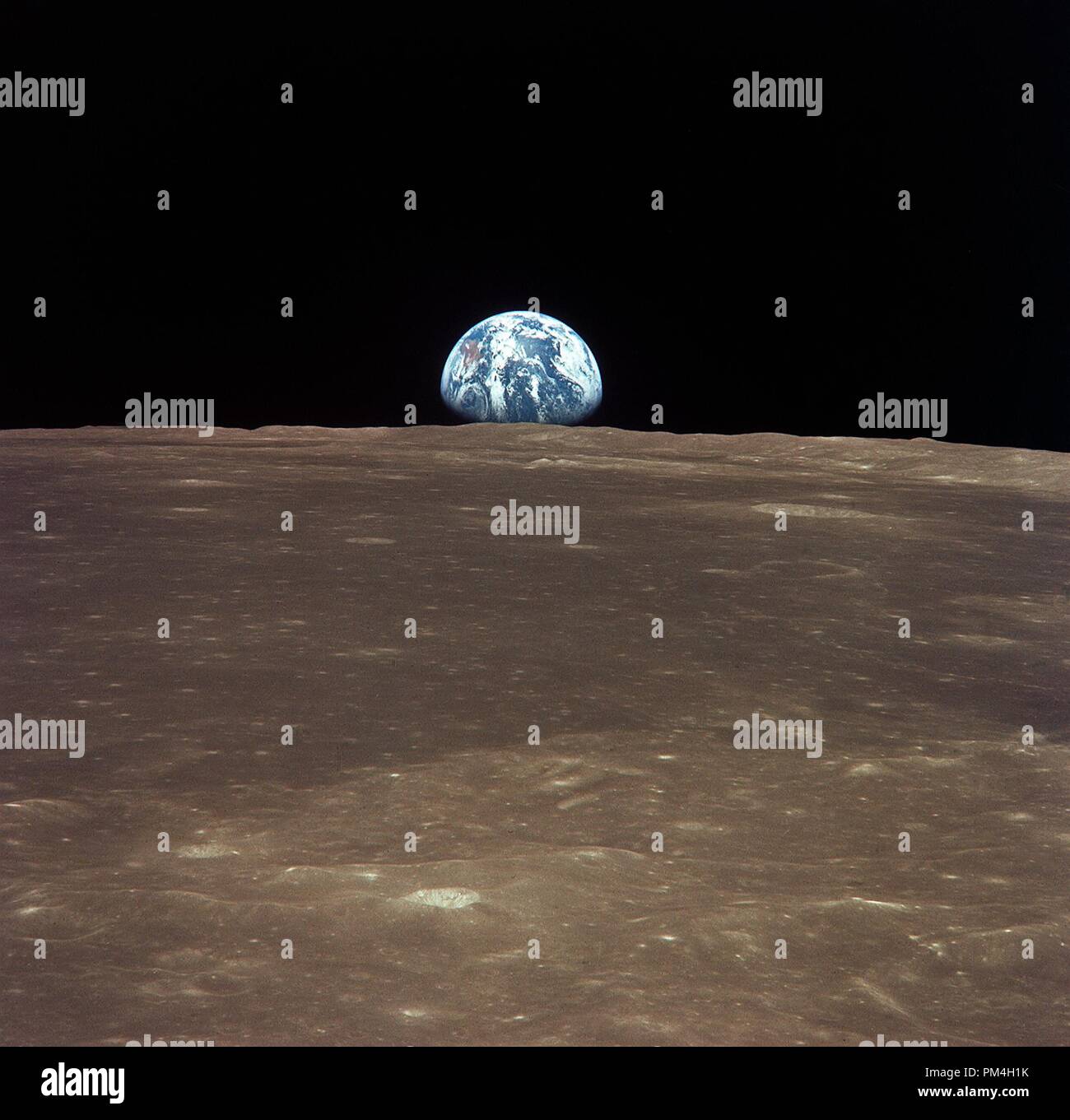 (16-24 juillet 1969) --- cette vue du vaisseau spatial Apollo 11 montre la lune se lever au-dessus de la terre l'horizon. Le relief lunaire est illustrée dans le domaine de la mer de Smyth de la face visible. Coordonnées du centre du terrain a 86 degrés de longitude est et 3 degrés de latitude nord. Bien que les astronautes Neil A. Armstrong, commandant, et Edwin E. Aldrin Jr., pilote du module lunaire, est descendu dans le module lunaire (LM) "Eagle" pour explorer la région de la mer de la tranquillité de la lune, l'astronaute Michael Collins, pilote du module de commande, est restée avec la commande et modules de service (CSM) 'Colombie-Britannique' dans l'orbite lunaire. Banque D'Images