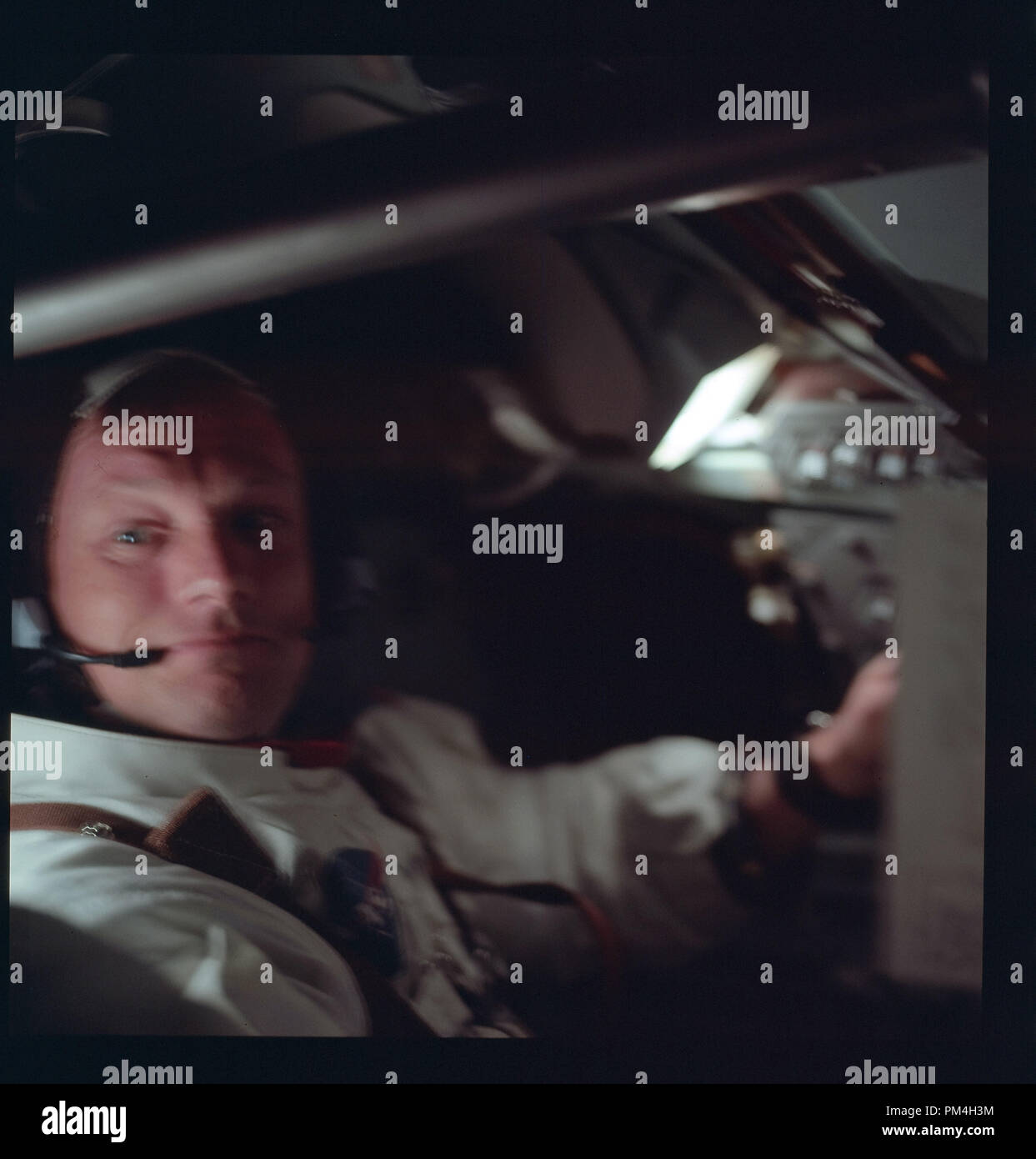 L'astronaute Neil A. Armstrong dans le module de commande sur Juillet 1969's histoire de faire voyage à la lune et l'alunissage. Référence de fichier #  1003 207THA Banque D'Images