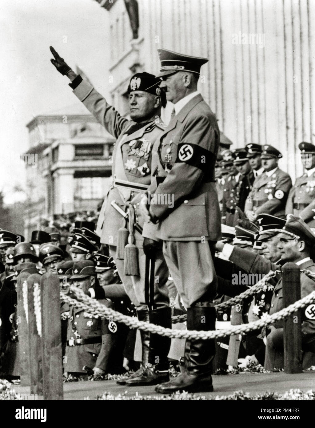Dictateur italien Benito Mussolini et Adolf Hitler lors d'un défilé à Munich, Allemagne vers 1940. Référence de fichier #  1003 395THA Banque D'Images