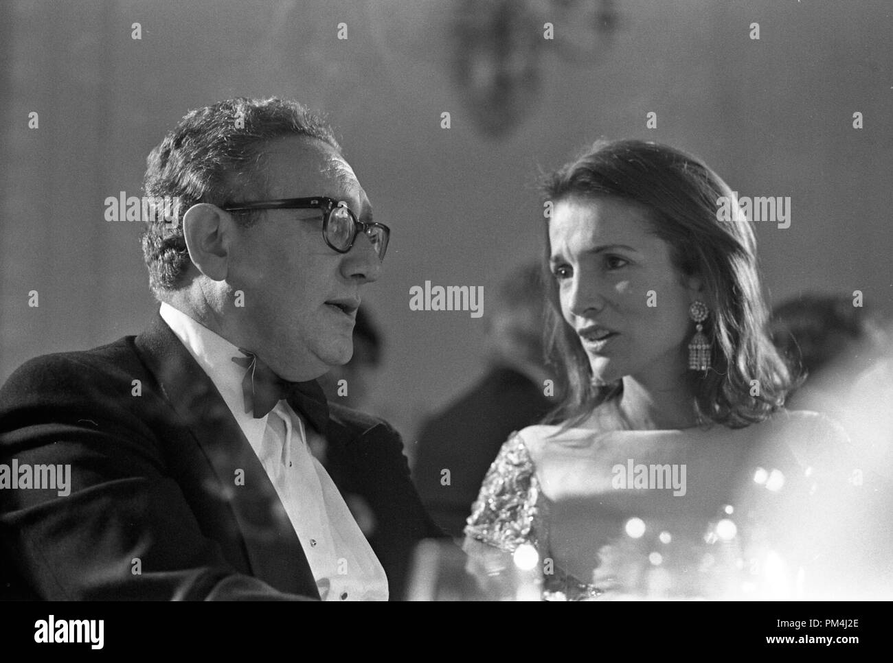 1974, 12 novembre â ? ? Salle à manger d'État â ? ? La Maison Blanche â ? ? Washington, DC â ? ? Henry Kissinger, Lee Bouvier Radziwillâ ? ? Assis à table, de parler ; l'usure formelle â ? ? Dîner d'état de Bruno Kreisky, chancelier de la République fédérale d'Autriche - la soeur de Jacqueline Kennedy Onassis Référence de fichier #  1003 485THA Banque D'Images