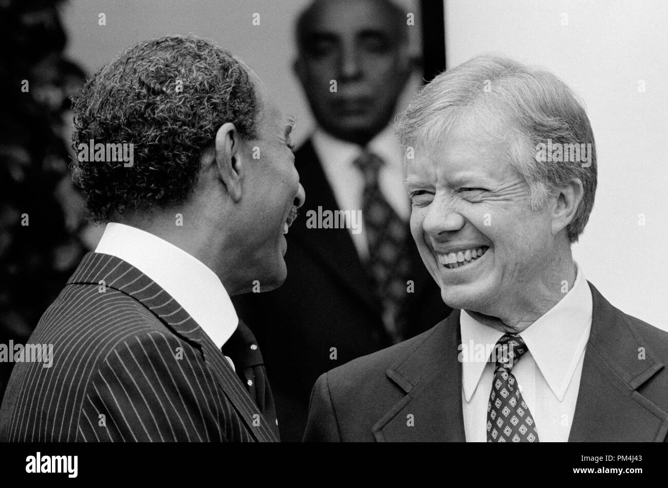 Le président Jimmy Carter se félicite le président égyptien Anouar Sadate à la Maison Blanche, Washington, D.C, le 8 avril 1980 Référence de fichier #  1003 507THA Banque D'Images