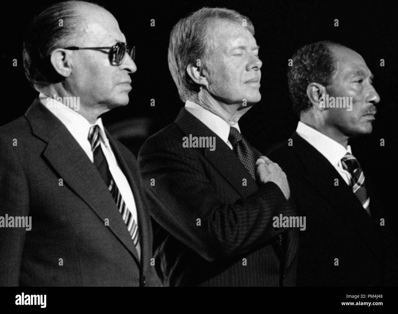 De gauche à droite : Menahem Begin, Jimmy Carter et Anouar El Sadate à Camp David, le 7 septembre 1978 Référence de fichier #  1003 510THA Banque D'Images