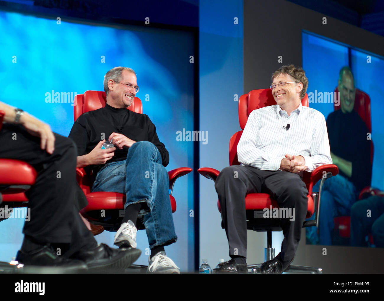 Steve Jobs et Bill Gates lors 'D5 : Toutes les choses au numérique" Conférence à Carlsbad, Californie, 2007. Photo de référence de dossier de Joi Ito 1003_613THA Banque D'Images