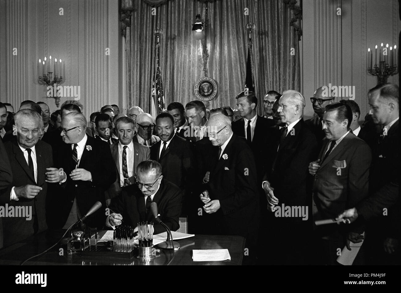 Le président américain Lyndon Baines Johnson signe le Civil Rights Act de 1964, alors que Martin Luther King et d'autres témoins de la signature. Photo par Cecil Stoughton, White House Press Office File Reference #  1003 621THA Banque D'Images