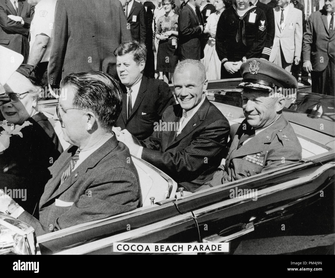 Le président John F. Kennedy, L'astronaute John Glenn et Leighton général I. Davis rouler ensemble lors d'un défilé de Cocoa Beach, en Floride, après Glenn's historic first U.S. spacefight orbitale, 1962. Référence de fichier #  1003 624THA Banque D'Images