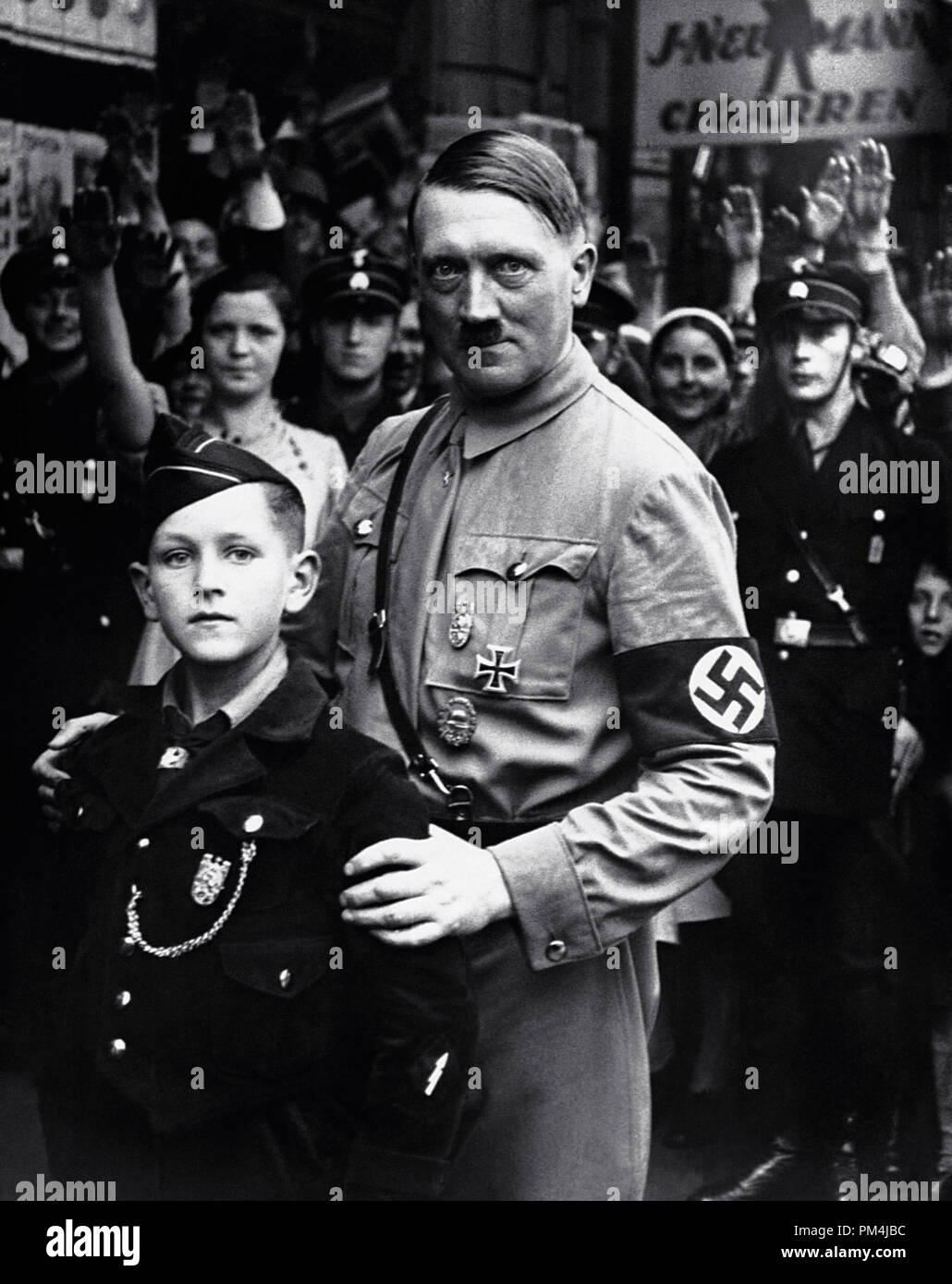 Le dictateur nazi Adolf Hitler pose avec un jeune membre de la jeunesse nazie, vers 1934 Référence de fichier #  1003 651THA Banque D'Images