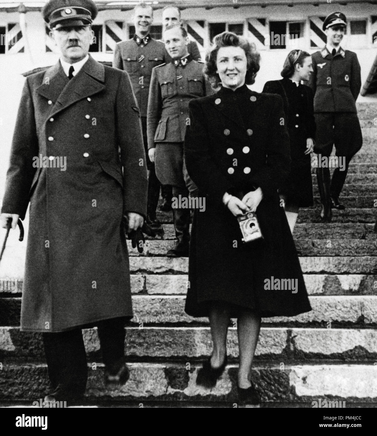 Adolf Hitler et sa maîtresse Eva Braun, vers 1942 Référence #  1003 663THA Banque D'Images