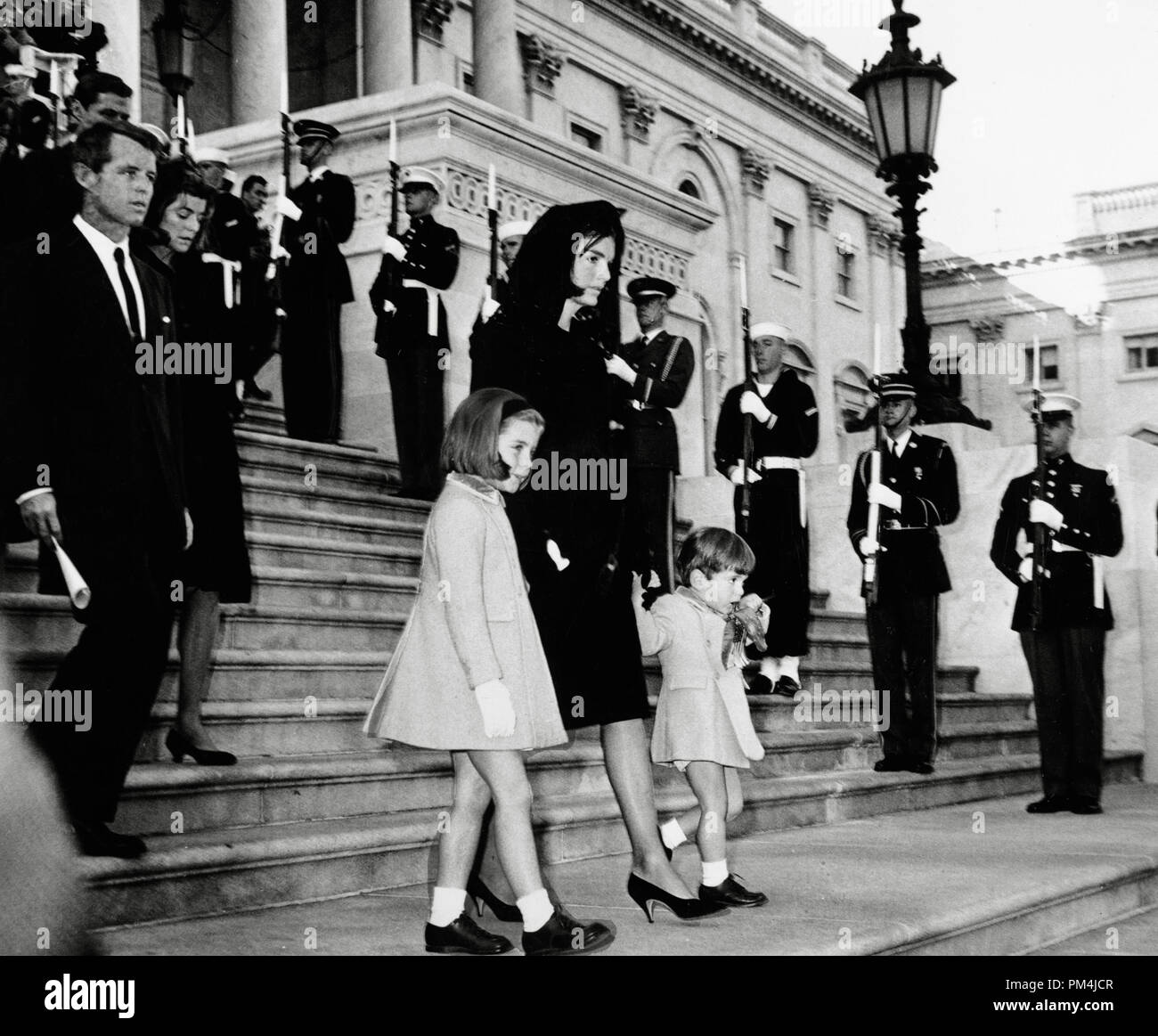 Le cercueil du président américain assassiné John F. Kennedy (hors caméra) s'effectue au bas de l'escalier à la Cathédrale de Saint Matthieu, Washington, après la messe de requiem. Après le cercueil est sa veuve Jacqueline Bouvier Kennedy, leurs enfants Caroline et John Jr. et Robert Kennedy, le 25 novembre 1963 Reference #  1003 Fichier 670THA Banque D'Images