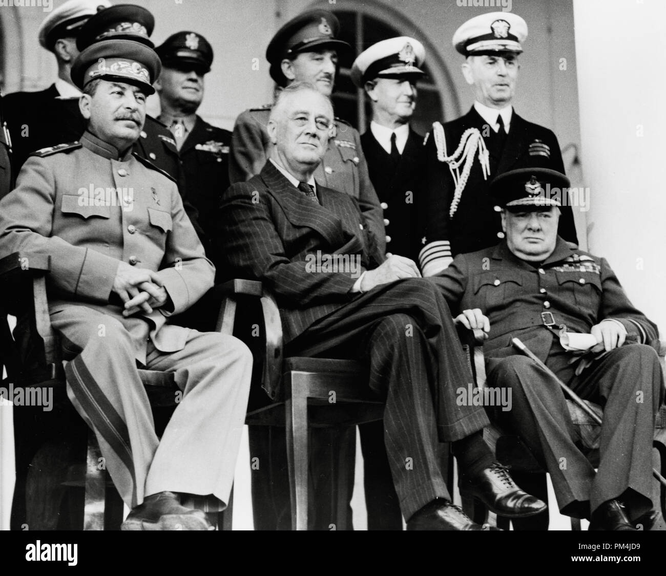 Rangée avant : Le Maréchal Joseph Staline, le président Franklin D. Roosevelt, le premier ministre Winston Churchill sur le portique de l'ambassade de Russie. Rangée arrière : Général H.H. Arnold, chef de la Force aérienne de l'armée américaine, le général Alan Brooke, chef de l'état-major impérial, l'amiral Cunningham, premier seigneur de la mer ; l'amiral William Leahy, Chef de cabinet du Président Roosevelt, au cours de la Conférence de Téhéran, Téhéran, Iran, décembre, 1943 Référence du dossier #  1003 677THA Banque D'Images
