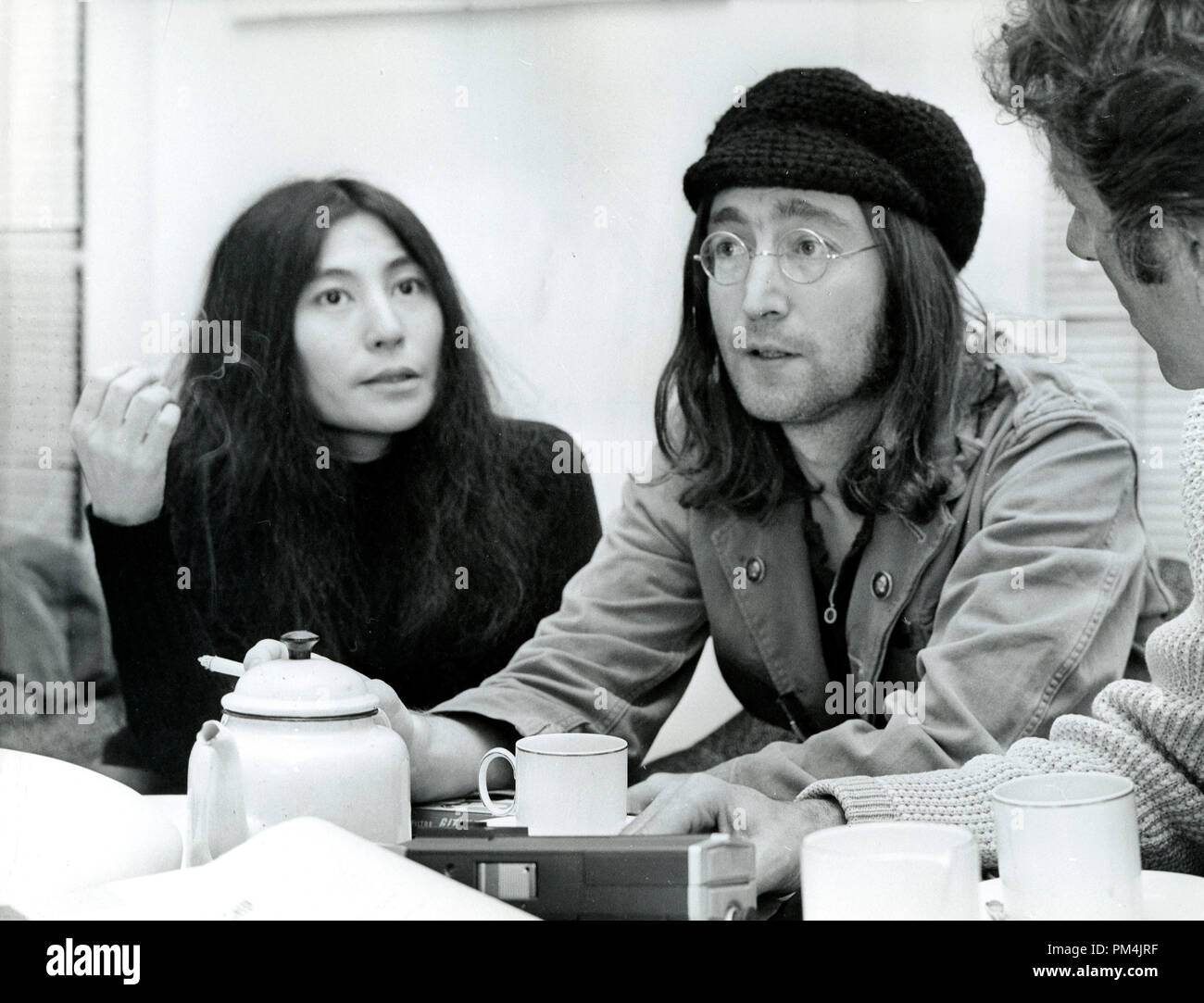 John Lennon et Yoko Ono, novembre1969. Référence # 1013 Fichier 018 THA © CCR /Le Hollywood Archive - Tous droits réservés. Banque D'Images