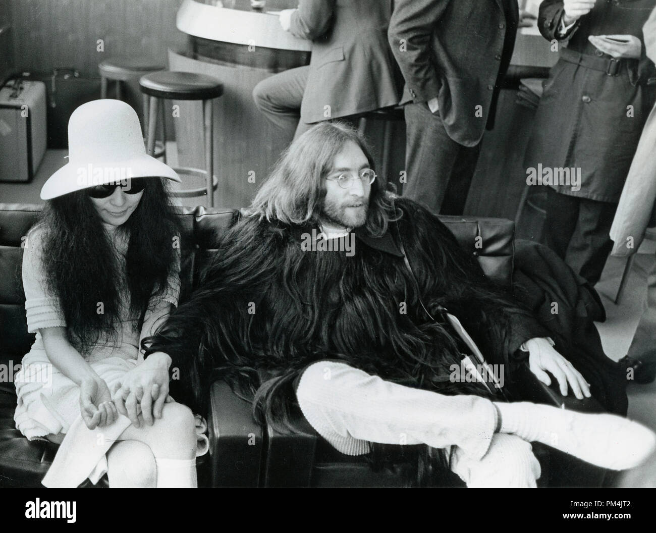 John Lennon et Yoko Ono de retour à Paris après leur mariage, mars 211969. John's manteau de cheveux humains et a été acheté pour 1 000 livres sterling. Référence # 1013 Fichier 031 THA © CCR /Le Hollywood Archive - Tous droits réservés. Banque D'Images