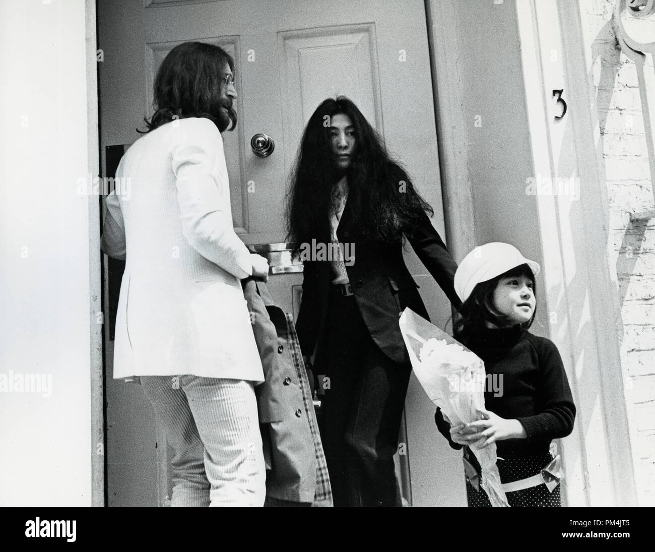 John Lennon et Yoko Ono,5 ans dormant Kyoko, chez Apple Records' Siège peut s1969. Référence # 1013 Fichier 034 THA © CCR /Le Hollywood Archive - Tous droits réservés. Banque D'Images