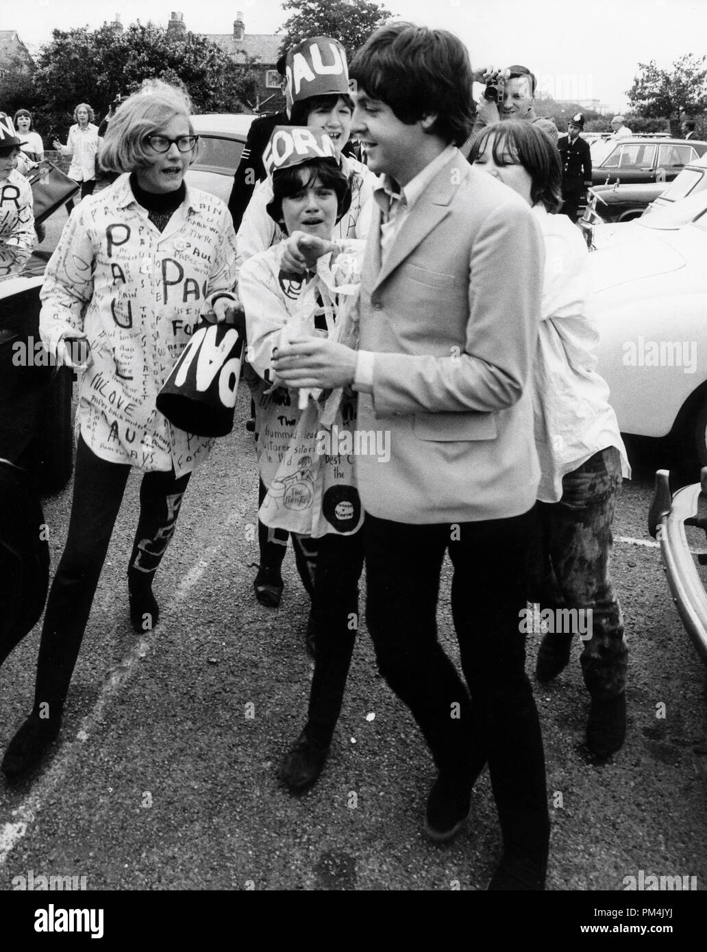 Paul McCartney Beatles assiégée par des fans,1966. Référence # 1013 105 THA © CCR /Le Hollywood Archive - Tous droits réservés. Banque D'Images