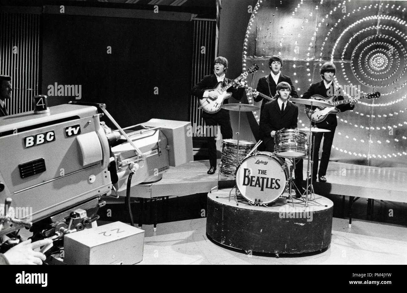 Les Beatles (John Lennon, Paul McCartney, George Harrison et Ringo Starr)live apparition sur la BBC's ' haut de l'affiche 1966. Référence # 1013 Fichier 112 THA © CCR /Le Hollywood Archive - Tous droits réservés. Banque D'Images