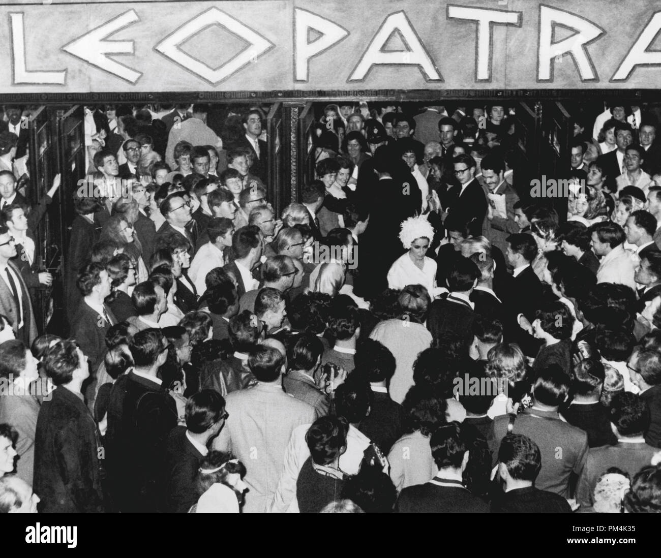 Elizabeth Taylor assistant à une projection du film 'Cléopâtre', août1963. Référence # 1014 050 THA © CCR /Le Hollywood Archive - Tous droits réservés. Banque D'Images