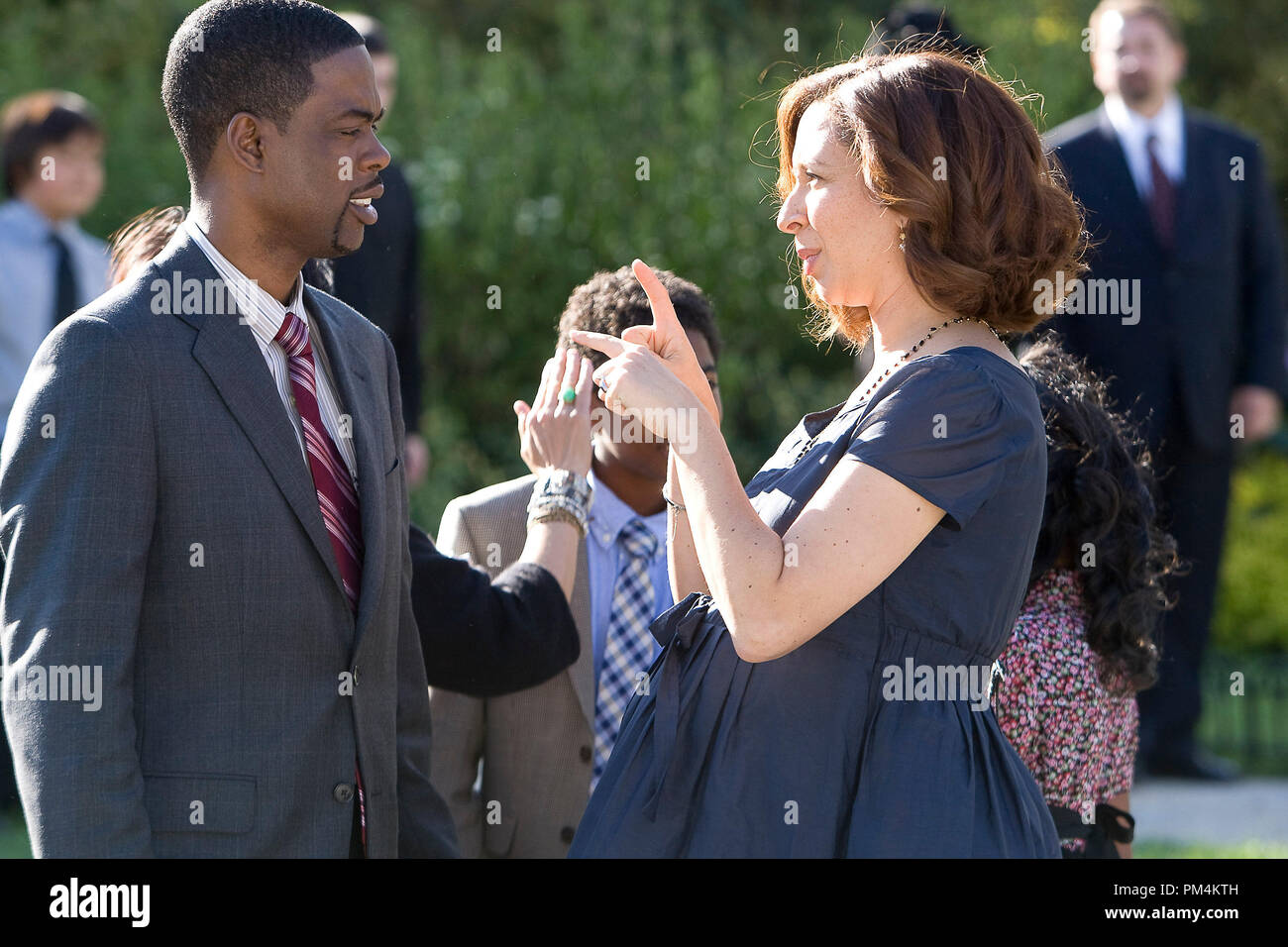 Deanne (Maya Rudolph) et Kurt (Chris Rock) McKenzie avec leurs enfants (Nadji Jeter) et Charlotte (China Anne McClain) en face de l'église avant l'entraîneur a service commémoratif à Columbia Pictures' ADULTES. Banque D'Images