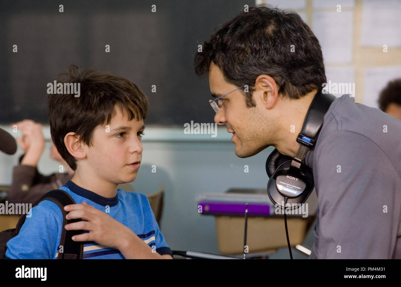 Zachary Gordon acteur et réalisateur Thor Freudenthal, discuter d'une scène sur l'ensemble de GOOD CARMA KID. Banque D'Images