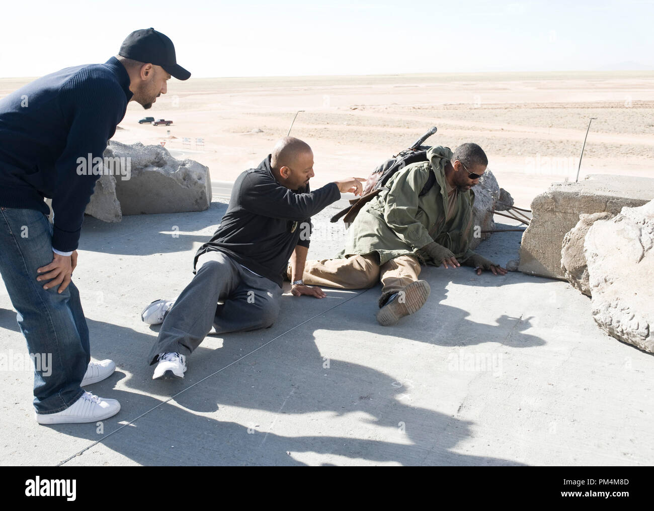 (L-r) Administration ALBERT HUGHES et ALLEN HUGHES, rendez-vous sur une scène avec Denzel Washington sur l'ensemble de l'action Alcon Entertainment film d'aventure "Le Livre d'Eli," un communiqué de Warner Bros Pictures. Banque D'Images