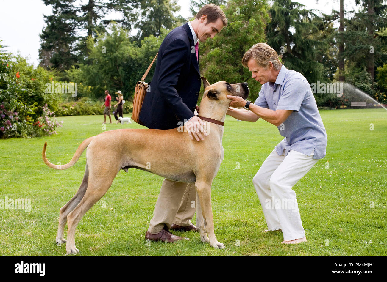 Phil Winslow (Lee Pace, à gauche) présente à Marmaduke Phil's épris de canin patron Don Twombly (William H. Macy), 2010. Banque D'Images