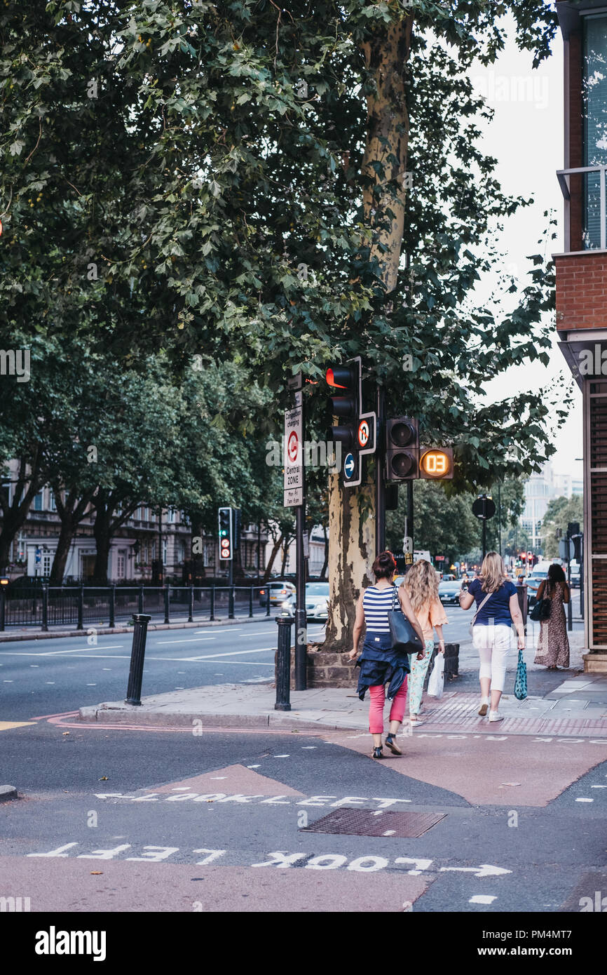 Londres, Royaume-Uni - 26 juillet 2018 : Les personnes qui traversent Euston road, près de King's Cross sur un passage piétons. La route est une partie de l'Inner Ring Road Londres et fo Banque D'Images