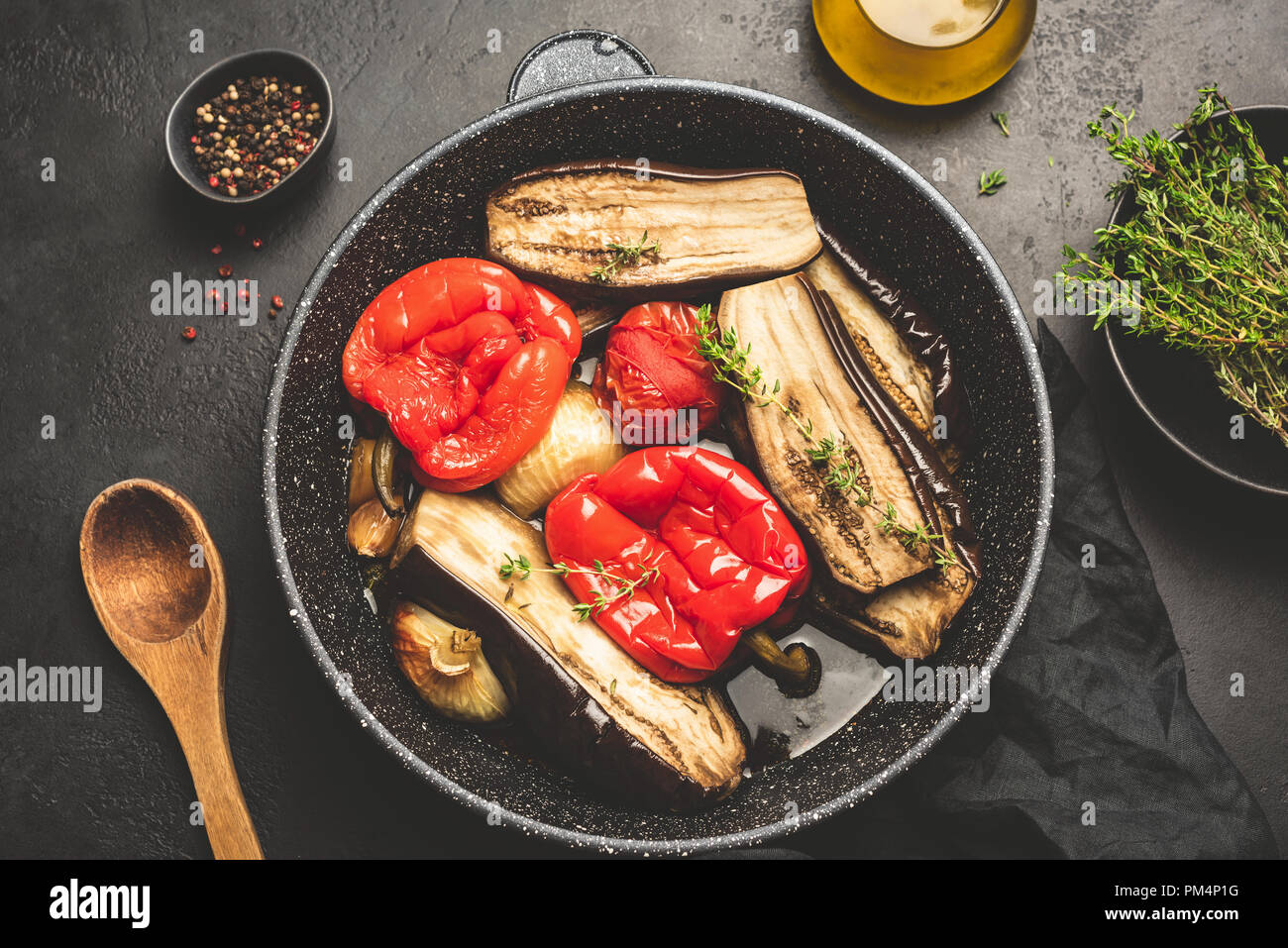 Légumes grillé ou rôti sur la poêle. Rôti au four l'aubergine, le poivron,  la tomate, l'oignon, l'ail avec l'huile d'olive et le thym. Vue d'en haut,  l'image aux couleurs Photo Stock -