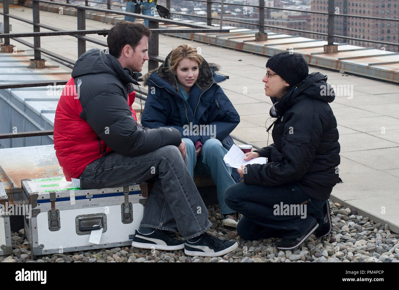 Writer/administration Ryan Fleck (à gauche) et Anna Boden (à droite) avec Emma Roberts (centre) sur le tournage de leur nouveau film C'est une histoire drôle, une version de Focus Features. Banque D'Images