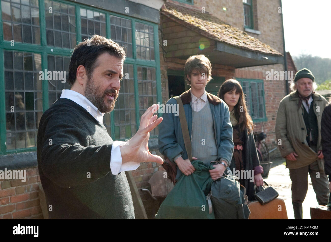 (L-R) réalisateur Mark Romanek, Andrew Garfield et Keira Knightley sur l'ensemble de Never let me go Photo par Alex Bailey 2010 Banque D'Images