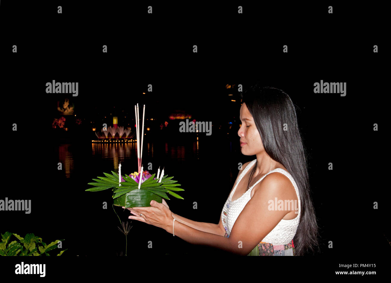 Femme thaïlandaise sur le festival de Loy Krathong - Thaïlande Femme Thaï au Loy Krathong Festival (fête de l'eau) - Thailande Banque D'Images