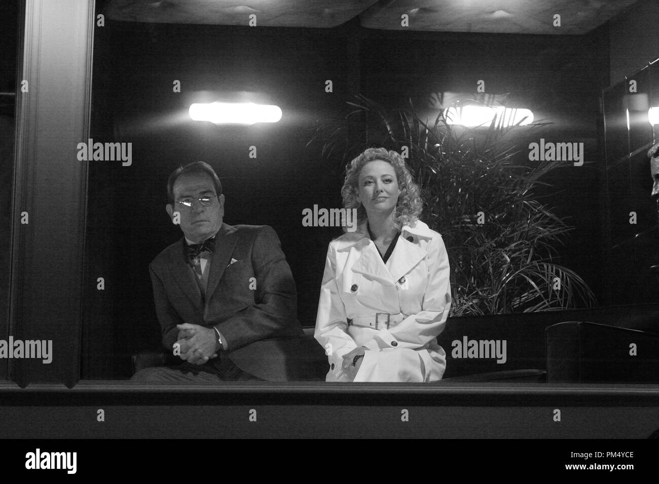 Photo du film / Publicité encore de 'A Prairie Home Companion' Tommy Lee Jones, Virginia Madsen © 2006 Picturehouse Crédit photo : Melinda Sue Gordon Référence #  30737361THA pour un usage éditorial uniquement - Tous droits réservés Banque D'Images