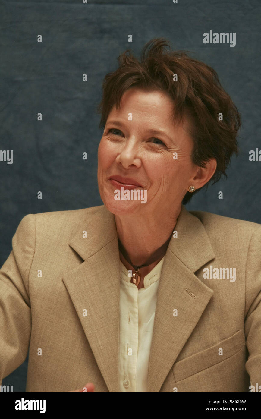 Annette Bening la "Mère et Enfant" Session de portrait, le 19 avril 2010. La reproduction par les tabloïds américains est absolument interdit. Référence #  30195 Fichier 010CCR pour un usage éditorial uniquement - Tous droits réservés Banque D'Images