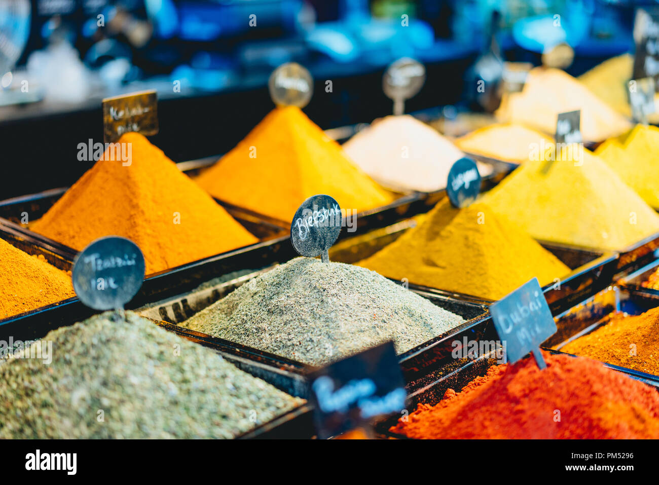 Un assortiment d'épices en vente sur un marché Banque D'Images