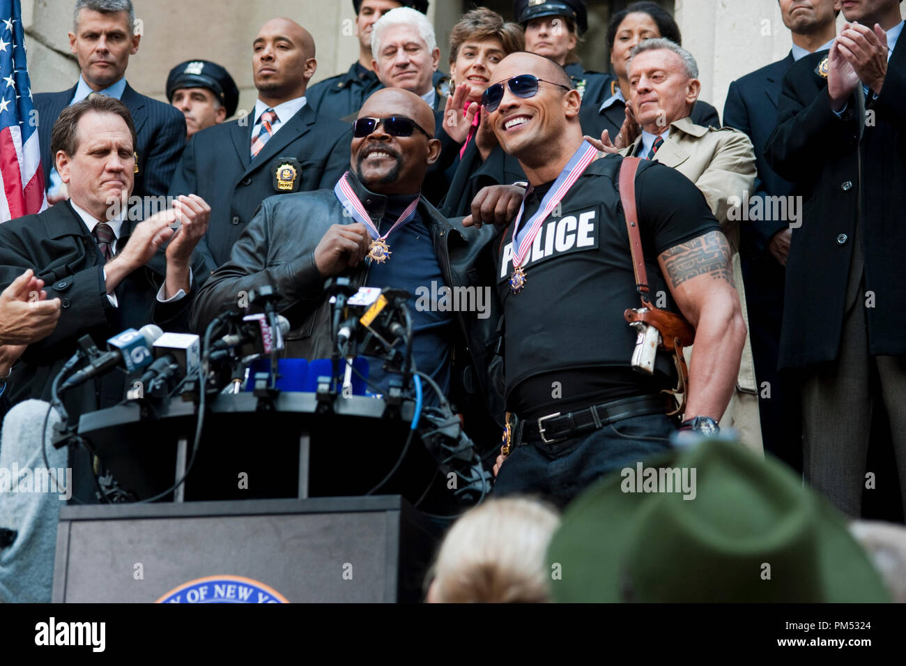 Samuel L. Jackson, à gauche, et Dwayne Johnson dans comédie Columbia Pictures, "l'autre gars,' avec Will Ferrell et Mark Wahlberg. Banque D'Images