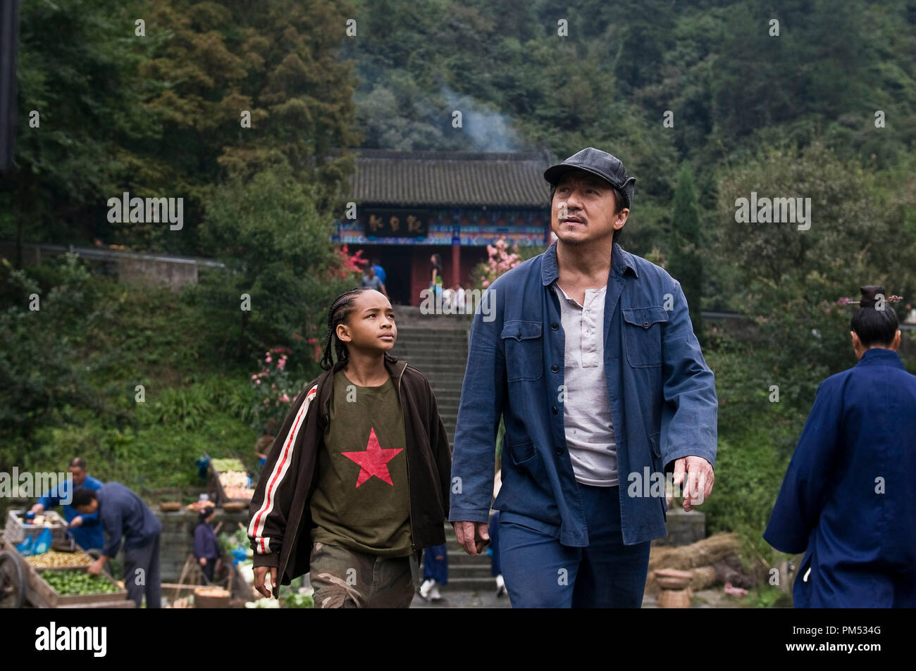 Jaden Smith en tant que 'Dre' Parker et Jackie Chan comme 'Mr. Han' dans la Columbia Pictures, Karaté Kid. Banque D'Images