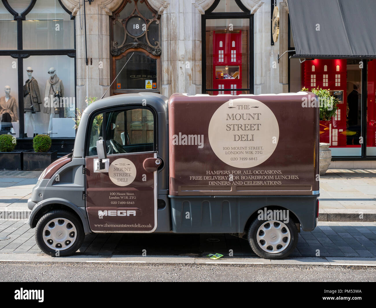 LONDRES, Royaume-Uni - 25 AOÛT 2018 : minibus de livraison pour la charcuterie Mount Street Deli à Mayfair Banque D'Images