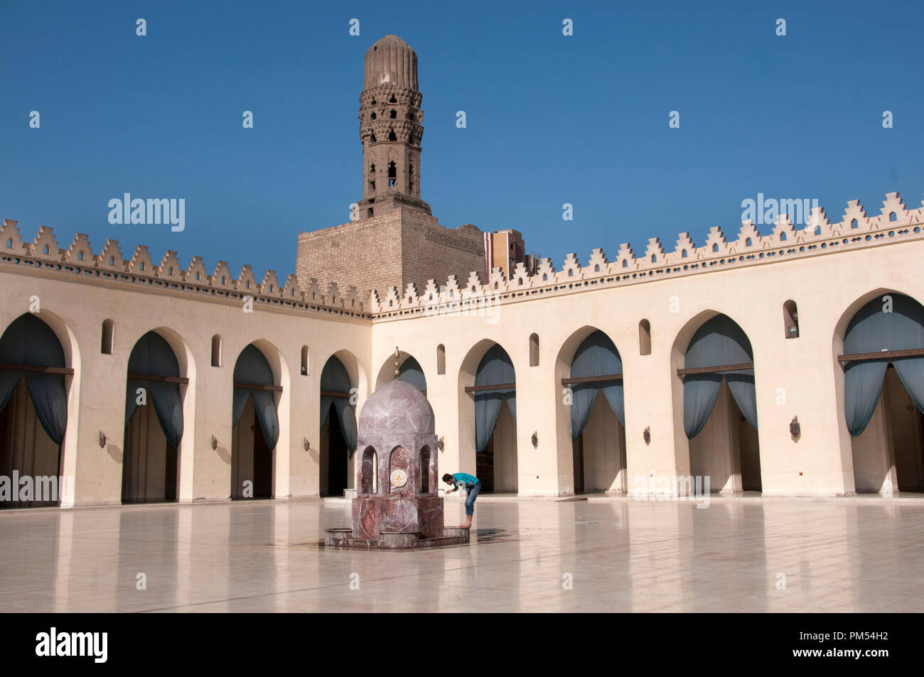 L'Égypte, Le Caire 2014. Khan al-Khalilli , ancienne zone islamique. La mosquée Al Azhar. Un homme se lave les pieds à la fontaine de la cour intérieure avant de se rendre pour prier. Banque D'Images