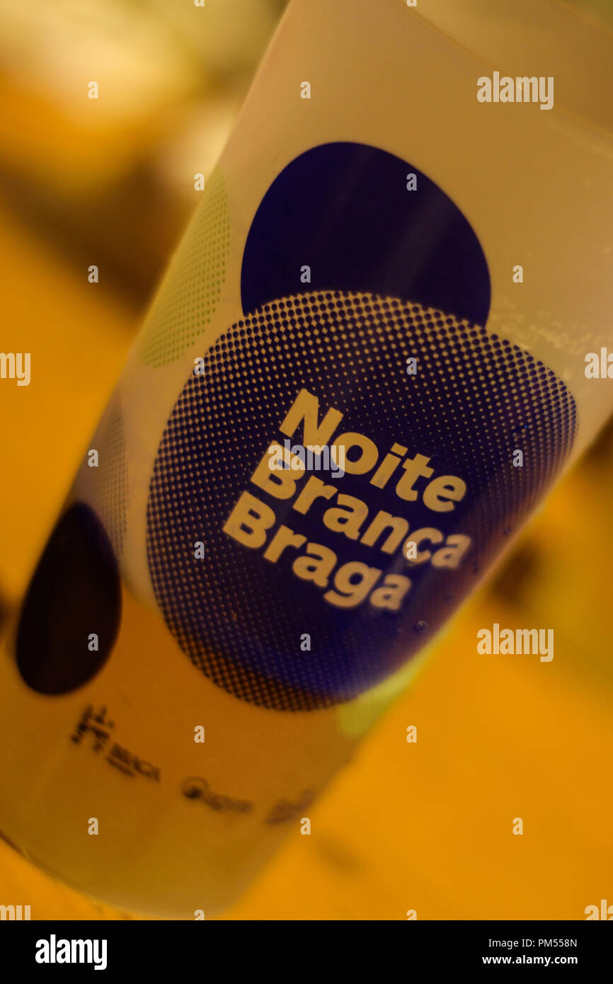 Verres réutilisables en plastique à Noite Branca événement dans la ville de Braga Portugal Banque D'Images