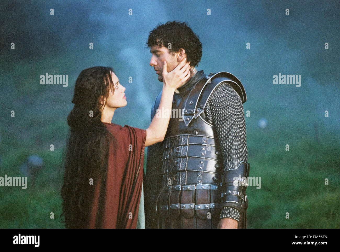 Photo du film de 'King Arthur', Keira Knightley Clive Owen Crédit photo : Jonathan Hession © 2004 Touchstone Pictures Référence #  307351341THA pour un usage éditorial uniquement - Tous droits réservés Banque D'Images