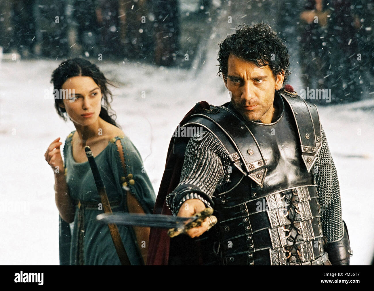Photo du film de 'King Arthur', Keira Knightley Clive Owen Crédit photo : Jonathan Hession © 2004 Touchstone Pictures Référence #  307351342THA pour un usage éditorial uniquement - Tous droits réservés Banque D'Images
