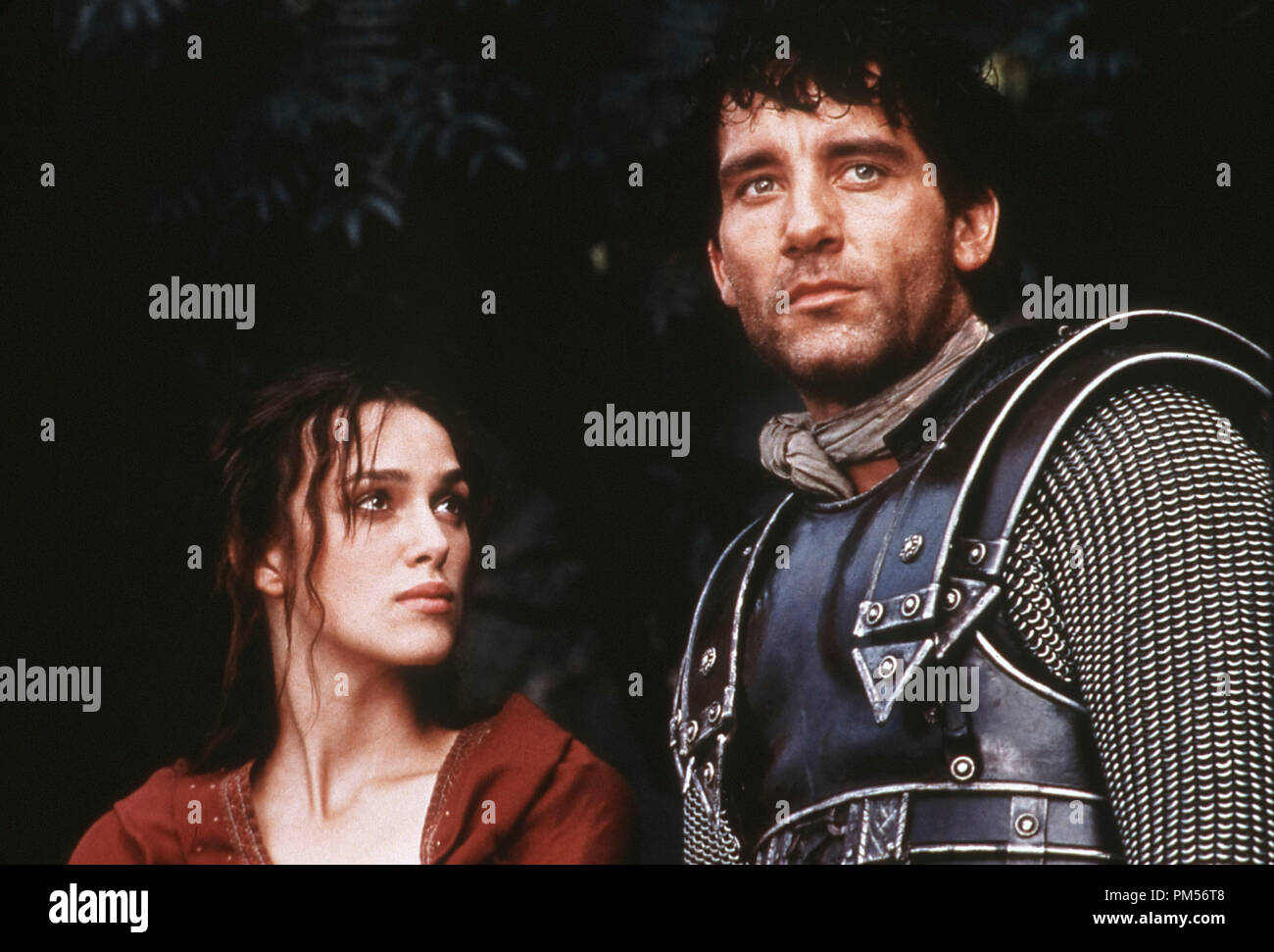 Photo du film de 'King Arthur', Keira Knightley Clive Owen © 2004 Pierre Crédit photo : Jonathan Hession Référence de fichier #  307351343THA pour un usage éditorial uniquement - Tous droits réservés Banque D'Images