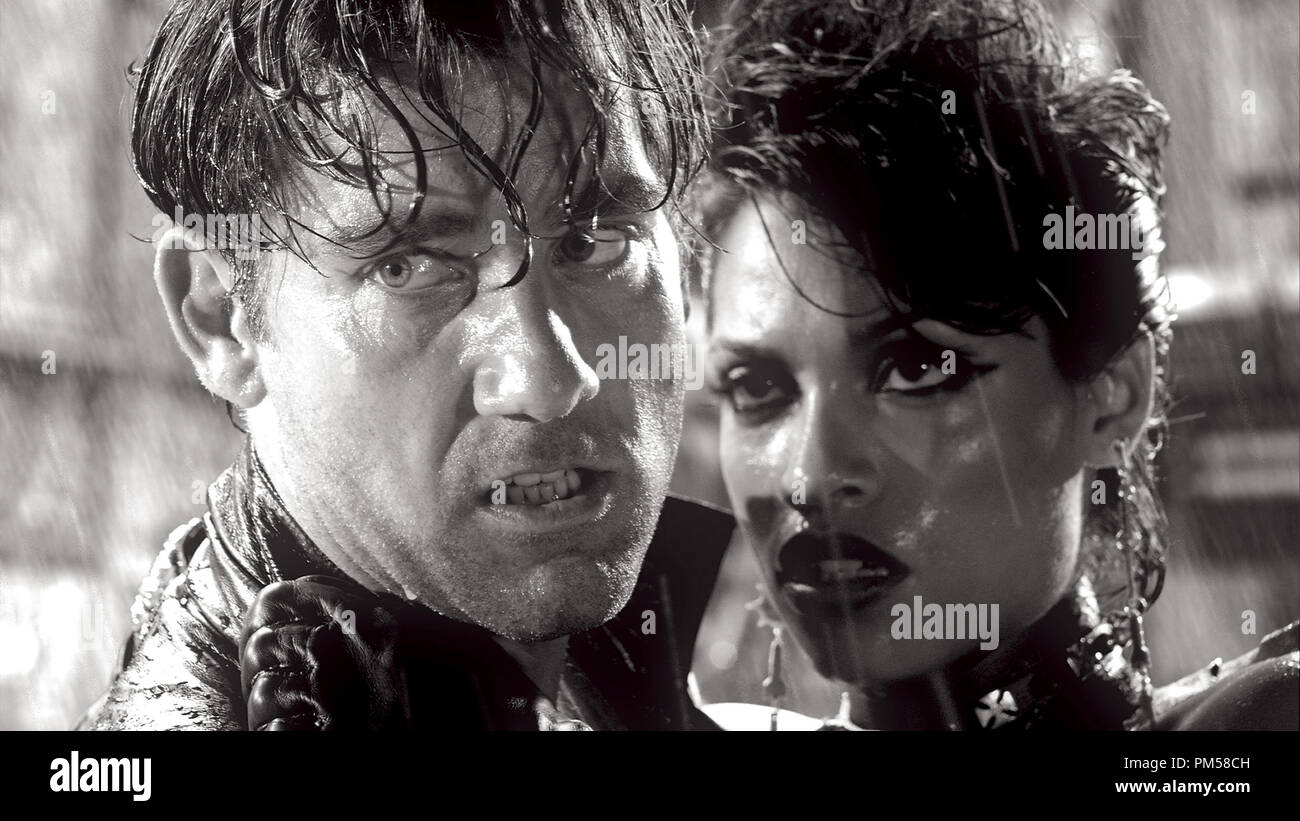 Toujours à partir de la publicité Studio 'Sin city' Clive Owen, Rosario Dawson © 2005 Dimension Films Référence de fichier #  307361664THA pour un usage éditorial uniquement - Tous droits réservés Banque D'Images