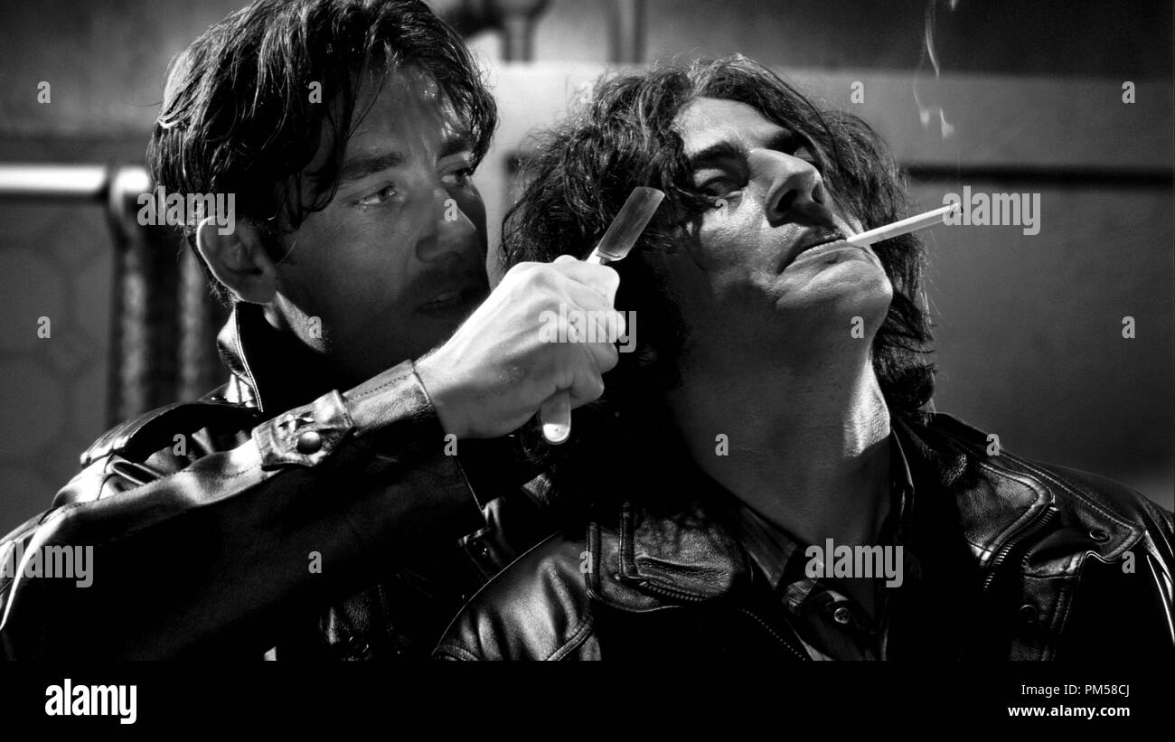 Toujours à partir de la publicité Studio 'Sin city' Clive Owen, Benicio Del Toro © 2005 Dimension Films Référence de fichier #  307361665THA pour un usage éditorial uniquement - Tous droits réservés Banque D'Images